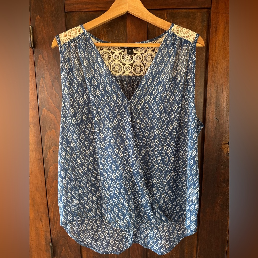 EUC About A Girl Navy Sheer Sleeveless Camisole Top — Ikat Pattern w/ Lace-Back